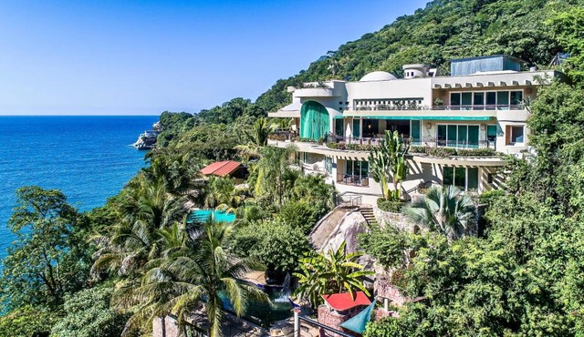 Luxury Beach Frontage Villa For Rent