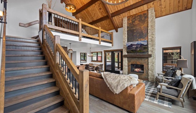 Luxury Cabin! Fireplace and Jacuzzi!
