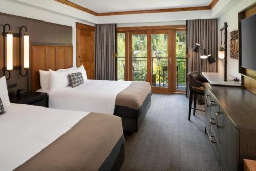 Luxury Hotel Room With 2 Queen Beds In Lionshead Village
