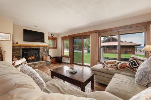 Luxury Lake Condo Walk to Downtown