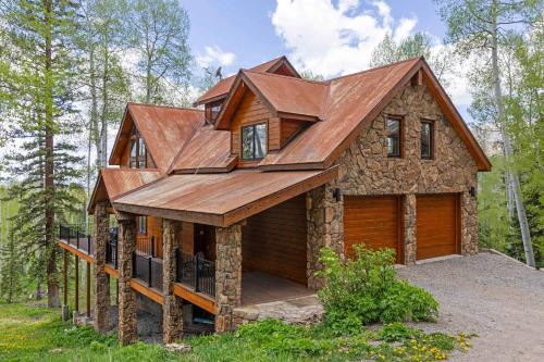 Luxury Mountain Retreat with Hot Tub and Views