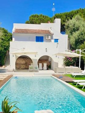 Luxury Ostuni Beachfront Villa with Pool & Private Parking