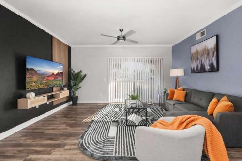 Luxury Scottsdale 2BR Escape EV Parking Pool Views & Pet-Friendly