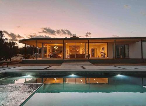 Luxury Villa Pool & Spa Looking Glass