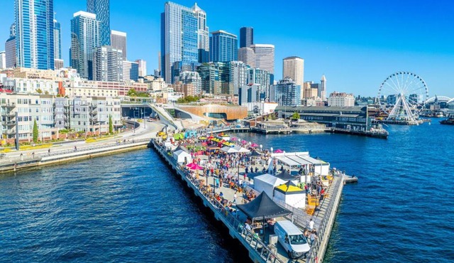 Luxury Waterfront View, Free Garage Parking & Excellent Location Downtown