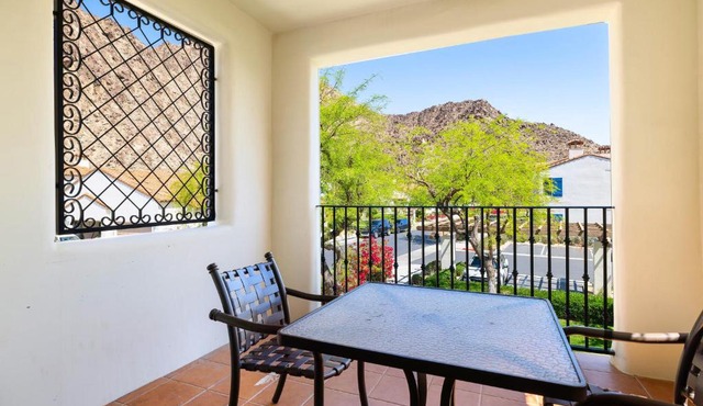 LV030 Private Upstairs Studio w Mountain Views
