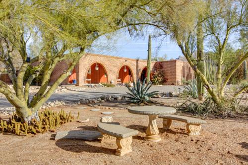 Main House + Casita: Peaceful Tucson Retreat!