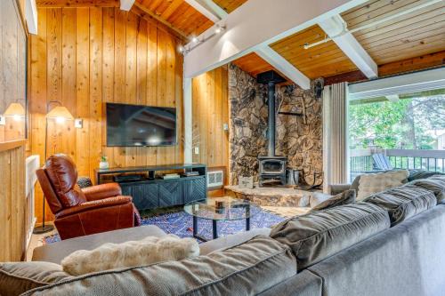 Mammoth Lakes Vacation Rental: 1 Mi to Ski Area!