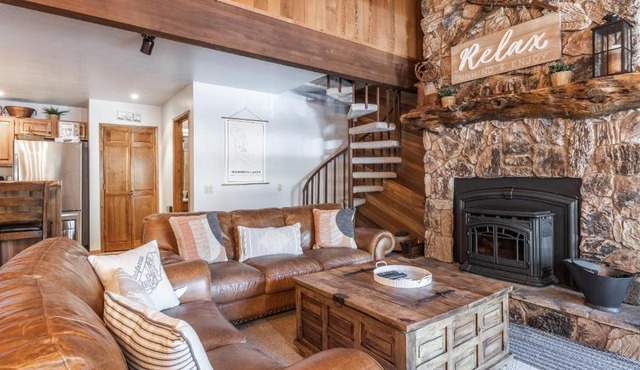 Mammoth Pines #7 Newly updated 2 Bedroom plus Loft, 3 Full Bathrooms, Sleeps 8 people