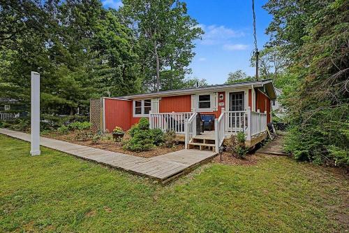 Maple Ridge Red Cottage HOT TUB
