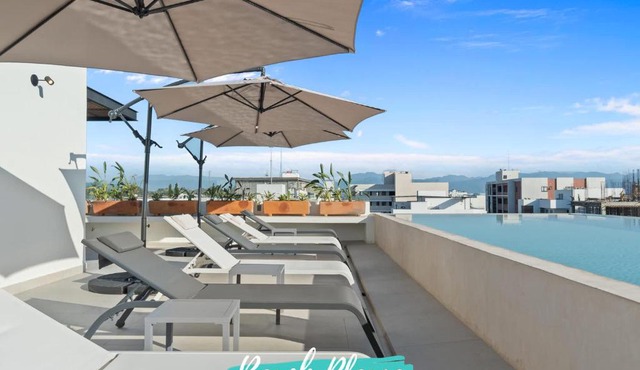 Marsala - 2 Blocks to Beach with Rooftop Pool