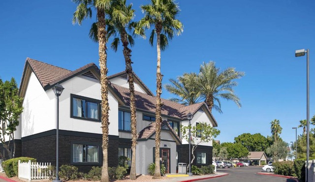 Metro PHX 1bd downstairs sleeps 4 modern design best location and amenities