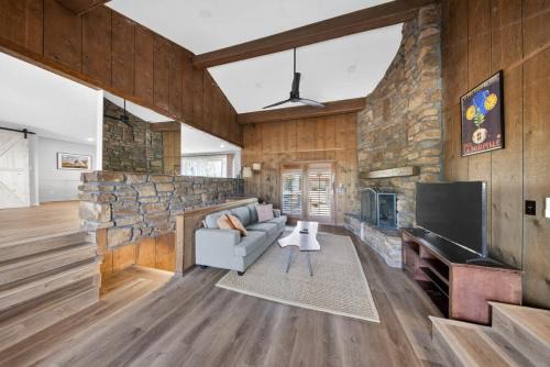 Mid-Century 3BR · Bike Garage · Walk to Square