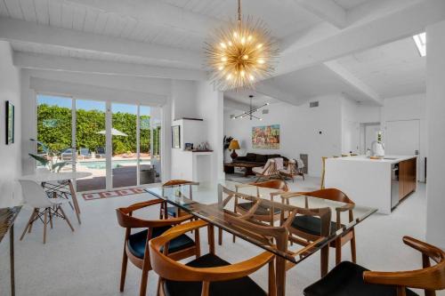 Mid-Century Oasis w Heated Pool & Hot Tub 7min DT