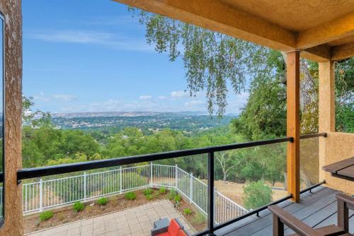 Mid-Mod Hilltop Retreat Views & Local Wildlife