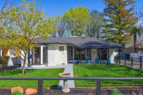 MIDCENTURY MANOR-Hot Tub & 5 Blocks to Town Center