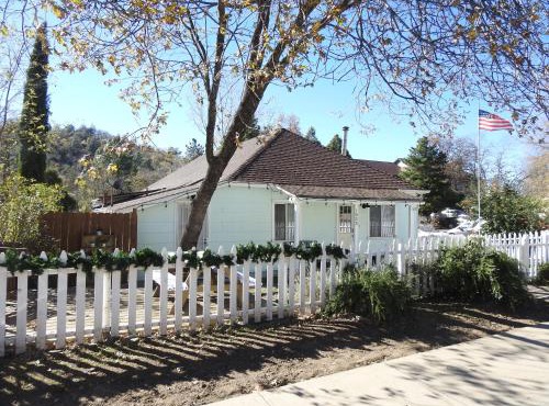 Miners Choice 3 Bedroom on Main St Bonus Rooms Sleeps up to 9 TV WIFI Piano