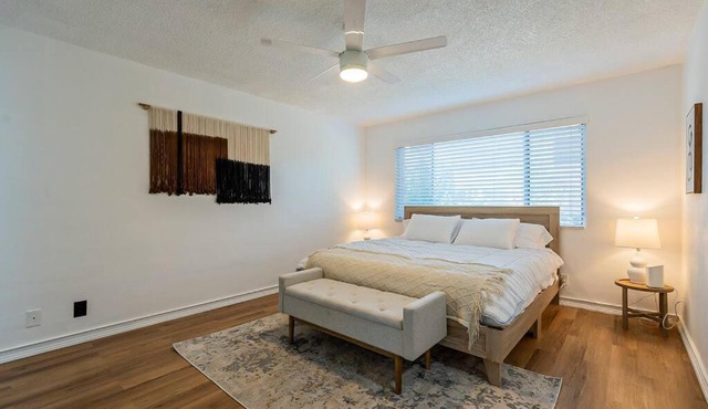 Minimalist Vibe ~ 5* Location ~ King Bed ~ Parking