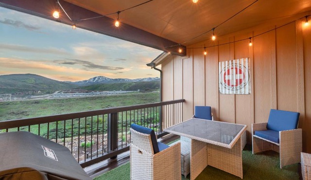 Minutes to Deer Valley and Park City, Private Hot Tub, Mountain Views, Living + Family, More