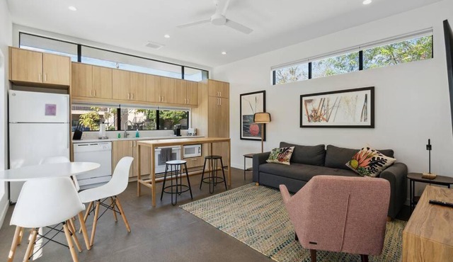 Modern 1-bedroom Apartment - 80 Walkscore!