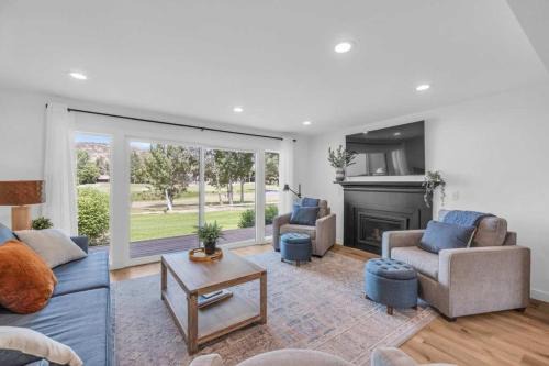 Modern 3BR in Serene Area Near Ski Slopes and Town