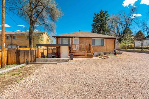 Modern 3BR Retreat Near Garden of Gods Sleeps 7