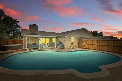 Modern & Chic 4BD,2BA - Pool, Hot Tub, BBQ Grill