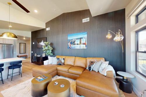 Modern condo with fireplace and private balcony - lake view
