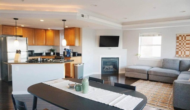 Modern Downtown Apartment Walk to Restaurants