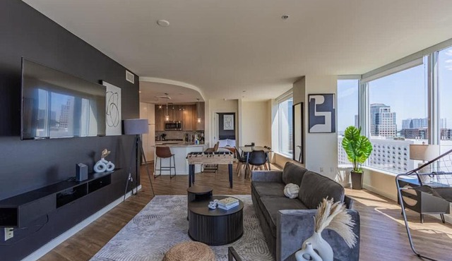 Modern HighRise Sanctuary, Gym, Pool, Prking, W-D, Golf