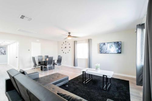 Modern Home Near Strip! Sleeps 8!