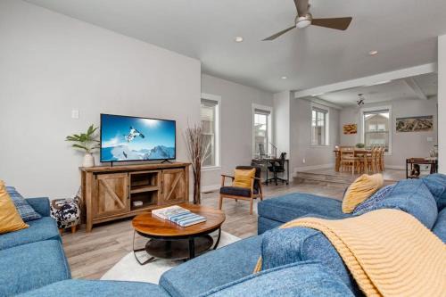 Modern home with mountain view balcony & great location - near skiing