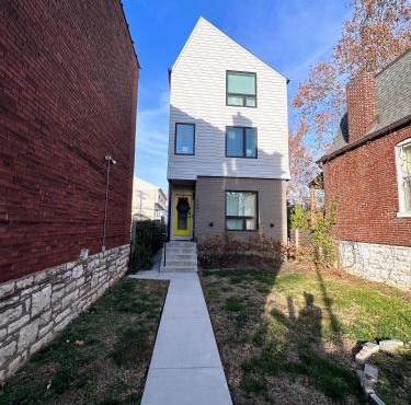Modern House with Terrace Near Forest Park