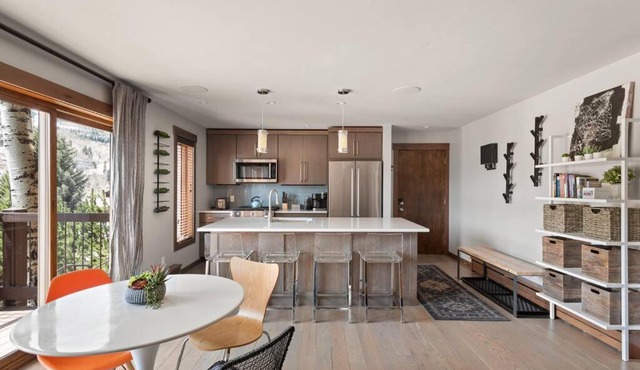 Modern Luxury - Walk To Lifts - Jacuzzi