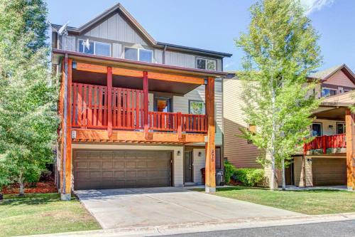 Modern Mountain Lodge with Private Hot Tub Shared Pool & Gym