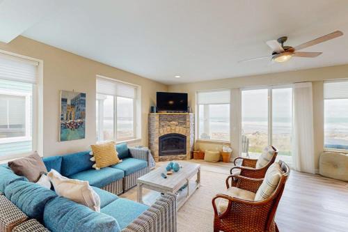 Modern oceanfront home with private hot tub patio & gas fireplace