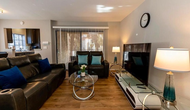 Modern Pet-Friendly 2BR Near Strip & Chinatown