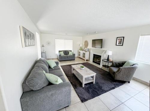 Modern Resort Condo - Pools, Courts & Scenic Views