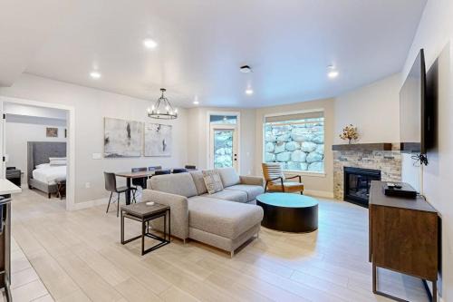 Modern resort condo with pool hot tub & shuttle service