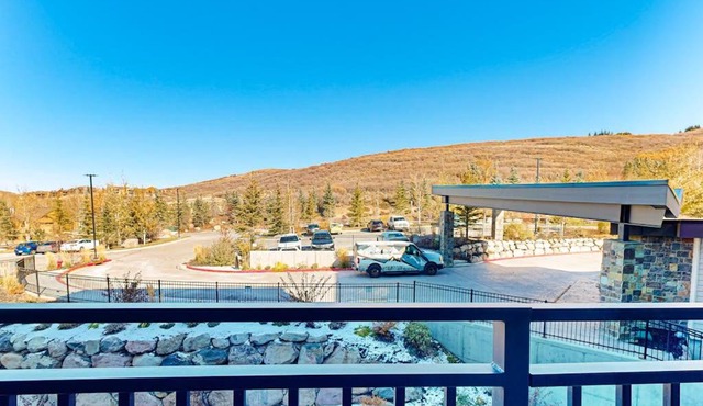 Modern resort condo with pool hot tub rolling foothill views & shuttle