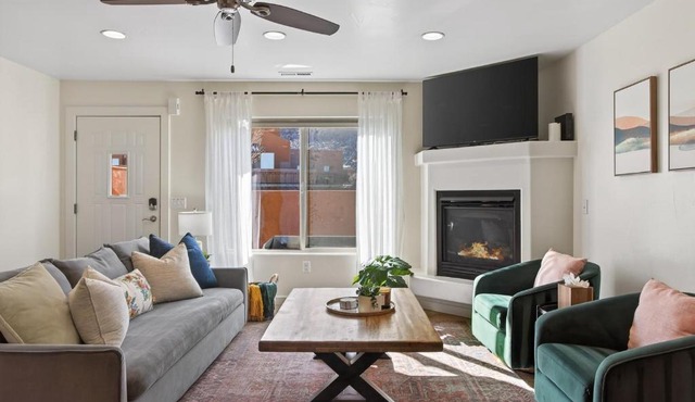 Modern Rim Village Retreat- Pool, Hot Tub, Red Rock and Mountain Views.