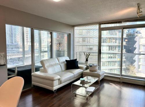 Modern spacious Apt plus Solarium and Den in Downtown Vancouver with Parking and Pool