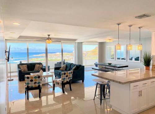 MODERN SPACIOUS BEACH FRONT CENTRAL CONDO w POOLS STEPS TO BEACH