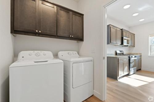 Modern Spacious Pool Apartment PET FRIENDLY