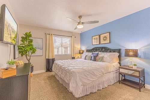 Modern Stay Parking Walk to Dining King Bed