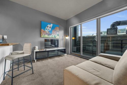 Modern Studio in the Heart of Historic Downtown!
