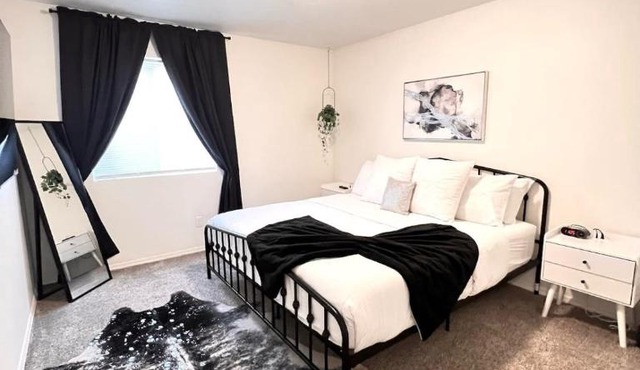Modern & Stylish King bed WiFi