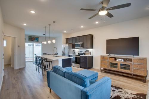 Modern Townhome ~ 3 Mi to Dtwn Grand Junction