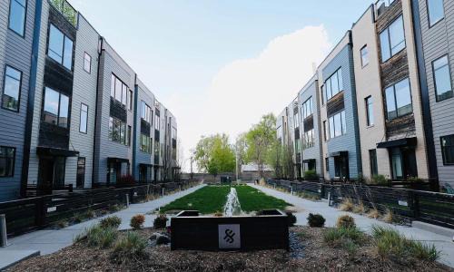 Modern Townhome Near Downtown walk to CWS!