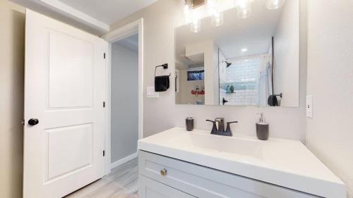 Modern & Updated Unit in Prime Location